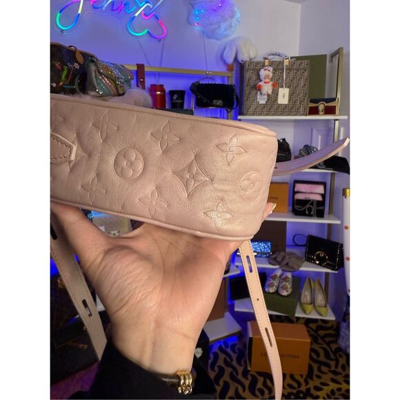 LOUIS VUITTON Lambskin Embossed Monogram Fall In Love Sac Coeur Light Pink - Picture 5 of 15